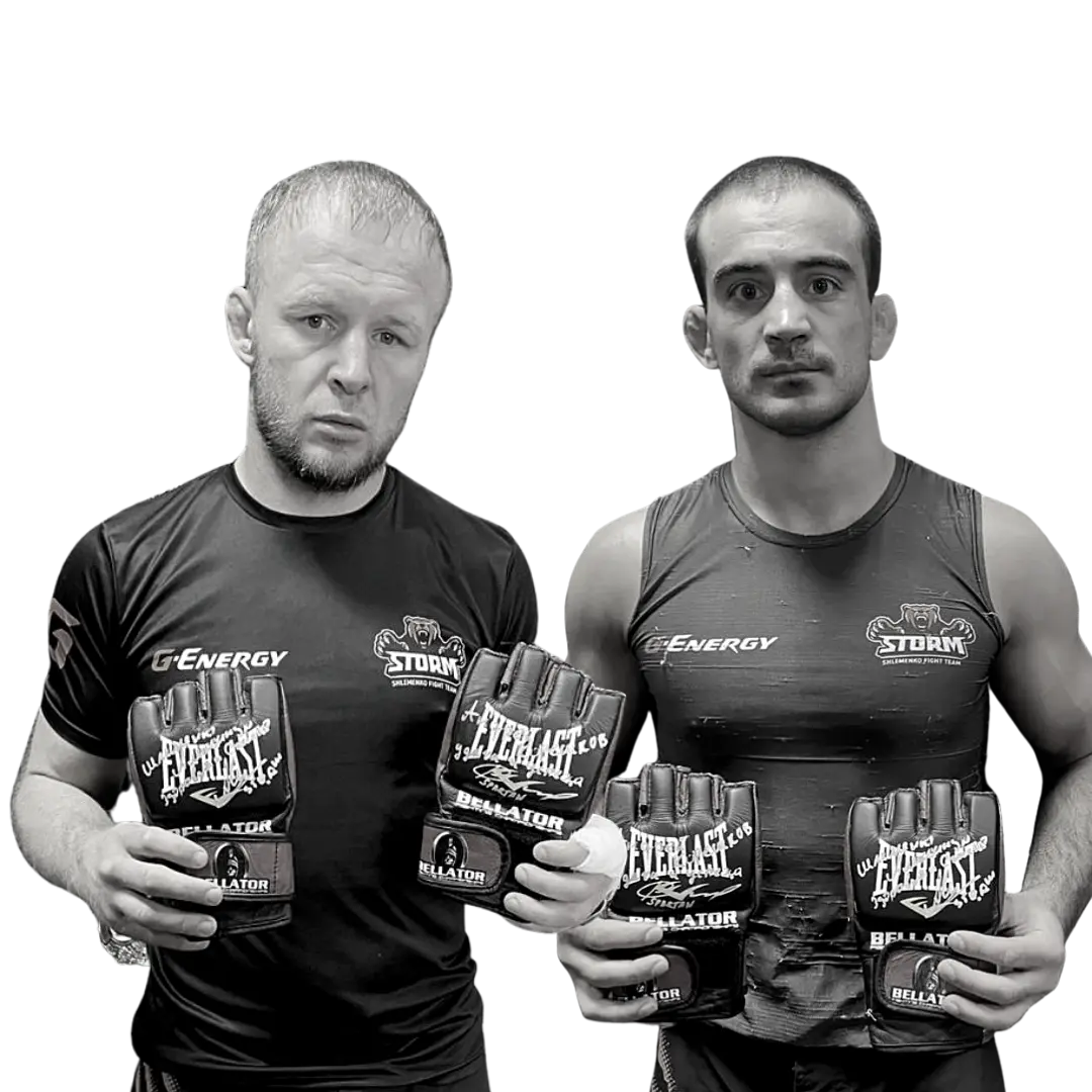 Перчатки с автографами Александра Шлеменко и Андрея Корешкова.